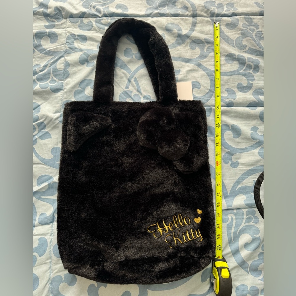 Hello Kitty fluffy tote -NWT-RARE item!! ❤️❤️❤️❤️❤️❤️❤️❤️